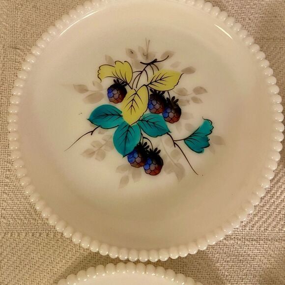 Vtg Set Of 4 WESTMORELAND Hobnail Edge Painted Milk Glass Plate Blackberries. - Picture 3 of 7